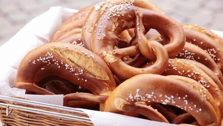 Milano, soda caustica nel pane