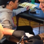 Rihanna, tatuaggio tribale realizzato in Nuova Zelanda: il video è sul web