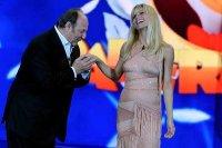 Gerry Scotti supplente a Striscia della neomamma Michelle Hunziker 