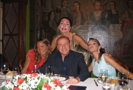 Silvio Berlusconi in compagnia di Francesca Pascale, Michelle Bonev e Nicole Minetti (michellebonevblog.it)