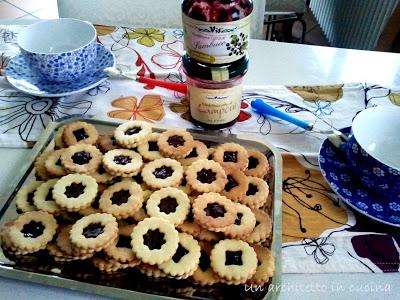 Biscottini di frolla ripieni alla marmellata