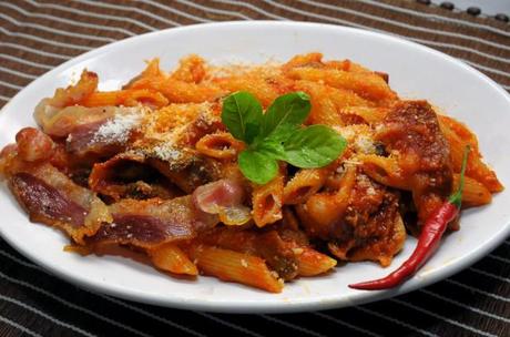 Penne all'arrabbiata con guanciale e funghi presentazione