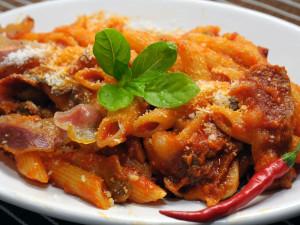 Penne all'arrabbiata con guanciale e funghi