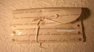 Astuccio con occhielli metallici, di carta e plastica trasparente