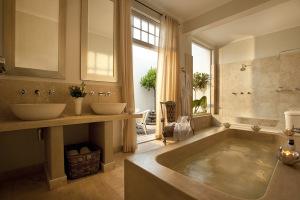 BATHROOM LUXURY