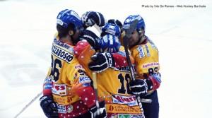 Hockey su ghiaccio, Elite A, 6° giornata: un Asiago strepitoso interrompe la serie positiva del Valpusteria, il Renon passa a fatica in casa del Fassa, il Milano espugna Cortina, il Vipiteno batte la Valpe. (by Vito De Romeo) Hockey su ghiaccio, Elite A, 6° giornata: un Asiago strepitoso interrompe la serie positiva del Valpusteria, il Renon passa a fatica in casa del Fassa, il Milano espugna Cortina, il Vipiteno batte la Valpe. (by Vito De Romeo)