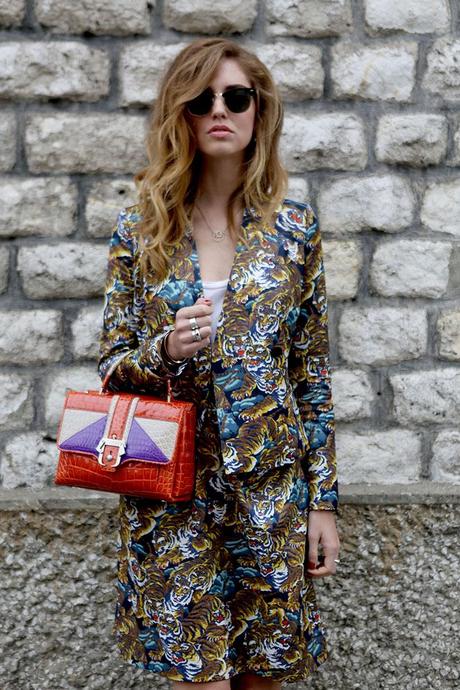 Chiara Ferragni alla sfilata di Kenzo con Paula Cademartori bag