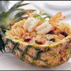 Riso e gamberi in un caschetto di ananas