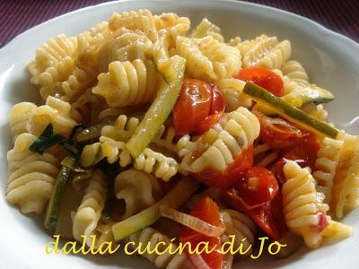 Pasta con zucchine e ciliegini