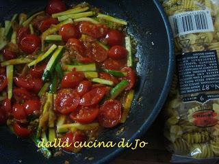 Pasta con zucchine e ciliegini