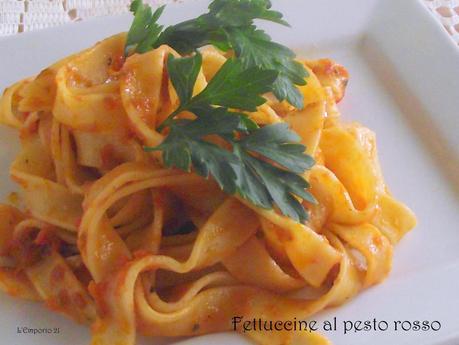 Fettuccine al pesto rosso e per un paio di orecchini