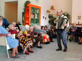 fotomontaggi di Silvio Berlusconi affidato ai servizi sociali