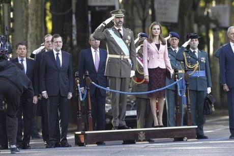 Felipe e Letizia di Spagna presiedono la sfilata del Dia de la Hispanidad. Il limbo della Monarchia