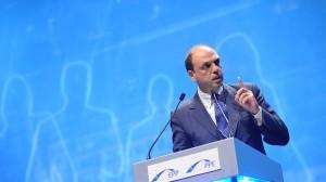 Alfano vede Berlusconi per ricompattare il partito in vista della legge di stabilità e del passaggio a Forza Italia.