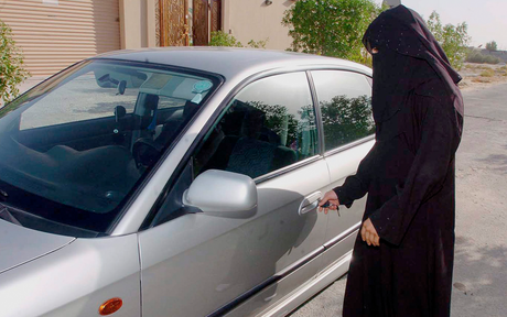 Una donna saudita alle prese con la sua automobile (america.aljazeera.com)