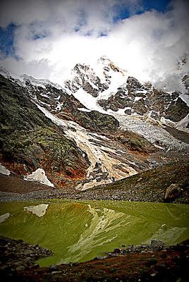 Ai piedi della Est del Monte Rosa. Il lago delle Locce.