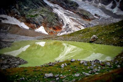 Ai piedi della Est del Monte Rosa. Il lago delle Locce.