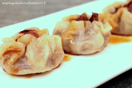 Ravioli al vapore con radicchio, uvetta e pinoli e salsa teriyaki