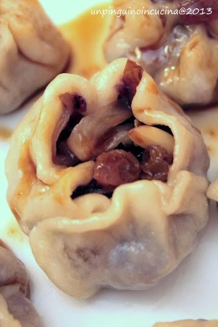 Ravioli al vapore con radicchio, uvetta e pinoli e salsa teriyaki