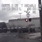 Usa, donna in auto travolta da due treni se la cava con braccio rotto (Video)