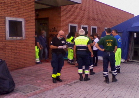 L'entrata del Palazzetto dello Sport di Pellaro (Rc), adibito a dormitorio per i migranti provenienti dal Mediterraneo (foto Filippo Latella)