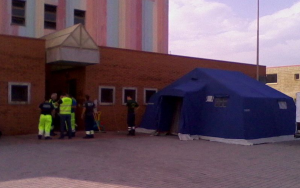 Una tenda, allestita all'ingresso del Palazzetto di Pellaro (foto Filippo Latella)