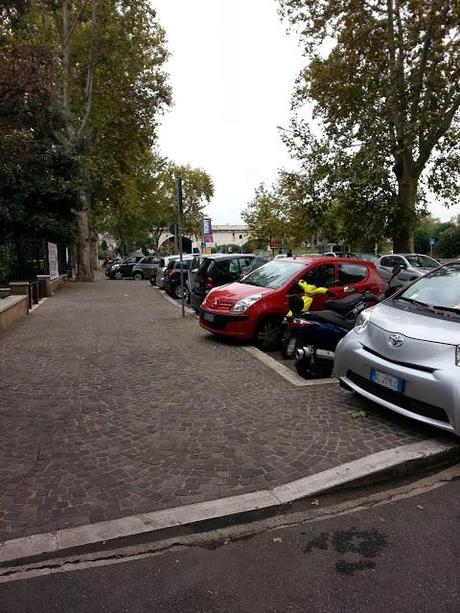 Parcheggi per ciclomotori a Ponte Milvio. Basterebbe copiare da Milano, dove tra stallo e stallo c'è un dissuasore in metallo che rende possibile la sosta effettivamente solo ai motorini. Difficile?