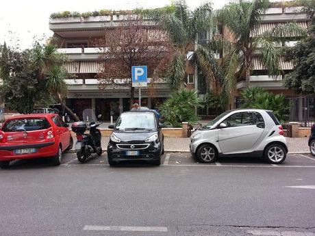 Parcheggi per ciclomotori a Ponte Milvio. Basterebbe copiare da Milano, dove tra stallo e stallo c'è un dissuasore in metallo che rende possibile la sosta effettivamente solo ai motorini. Difficile?