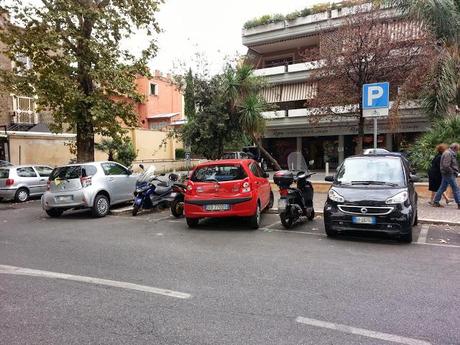 Parcheggi per ciclomotori a Ponte Milvio. Basterebbe copiare da Milano, dove tra stallo e stallo c'è un dissuasore in metallo che rende possibile la sosta effettivamente solo ai motorini. Difficile?