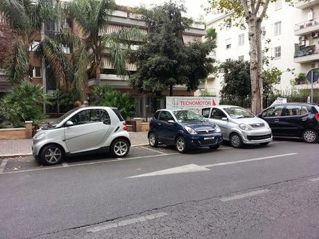 Parcheggi per ciclomotori a Ponte Milvio. Basterebbe copiare da Milano, dove tra stallo e stallo c'è un dissuasore in metallo che rende possibile la sosta effettivamente solo ai motorini. Difficile?