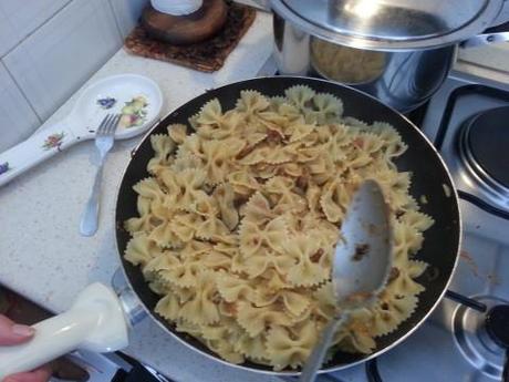 Aggiungete la pasta alle zucchine, mantecate con un po' d'acqua di cottura e amalgamate il tutto.