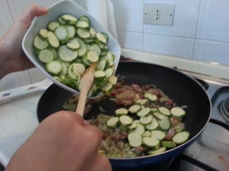 Unite le zucchine tagliate a rondelle alla cipolla e pancetta soffritta.