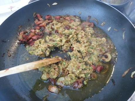 Unite nuovamente le zucchine frullate alla pancetta e alla cipolla.