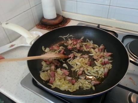 Soffriggete la cipolla e la pancetta tagliata a dadini.