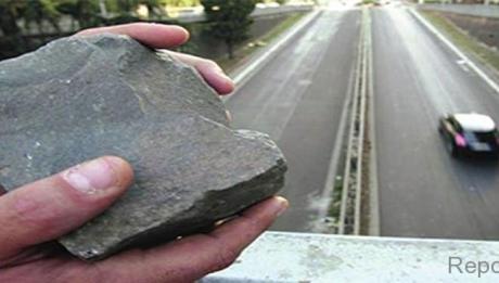 Milano, sassi ed estintori lanciati sull’autostrada