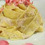 Ricette di primi: tagliatelle ai petali di rosa