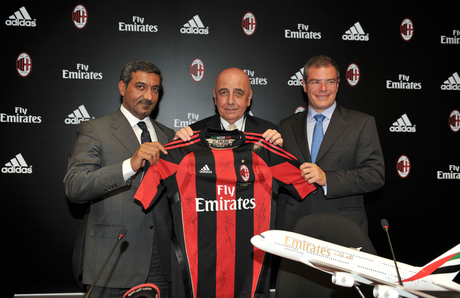 Nel 2012, l'Ad del Milan, Adriano Galliani, tra lo Sceicco Ahmed bin Saeed Al-Maktoum, patron di Fly Emirates, e l’Ad di Adidas Italia, Jean Michel Granier (milano.notizie.it)
