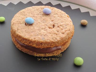 Sorrisi Nocciolati: allegri biscotti alle nocciole e panna con ripieno di crema nocciolata
