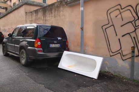 DAVVERO NON C'E LIMITE ALLA BESTIALITA' DEL ROMANO MEDIO... MANCO LI CANI!