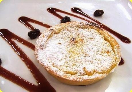 Crostatine di ricotta e pinoli con salsa di visciole