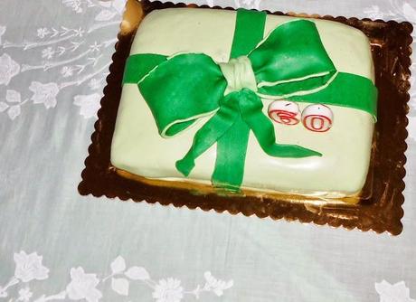 TORTA PACCO REGALO CON FIOCCO E BUFFET DI DOLCI