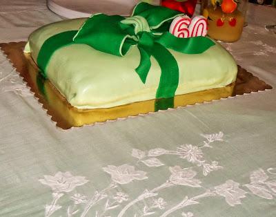 TORTA PACCO REGALO CON FIOCCO E BUFFET DI DOLCI