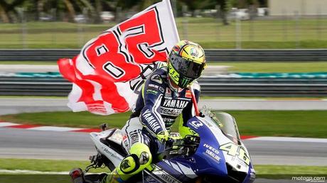 Foto: Valentino Rossi leads tributes to Marco Simoncelli:http://bit.ly/RossiSimoncelliTribute