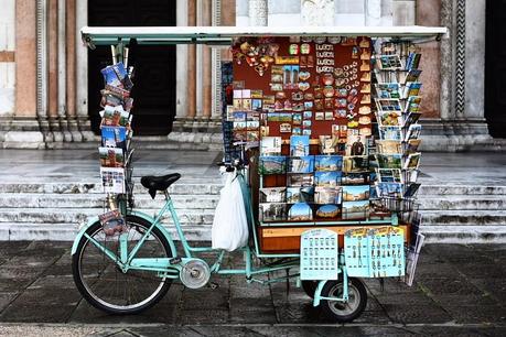 travel / walking and taking pics in Lucca