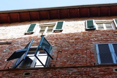 travel / walking and taking pics in Lucca