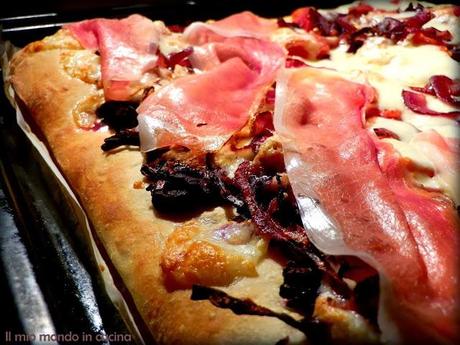 PIZZA con cavolo cappuccio viola, cipolla grigliata, Taleggio e Speck