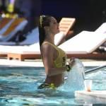 Jennifer Nicole Lee promuove in piscina il suo programma di fitness (foto)