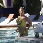 Jennifer Nicole Lee promuove il suo programma di fitness in piscina05