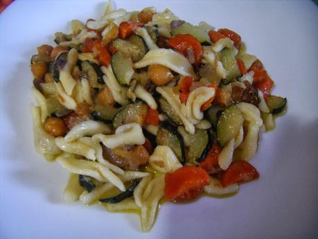 Pasta con ceci zucchine e carote