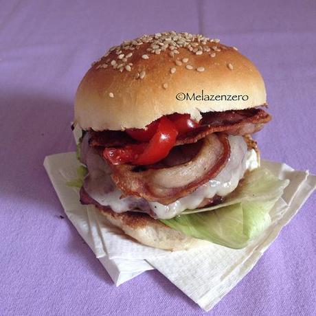 I burger buns, panini da hamburger, e la ricetta per un cheese-burger perfetto Cheeseburger